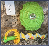 Raphael's Pizza Sai Set from Teenage Mutant Ninja Turtles - Role Play manufactured by Playmates [Loose]